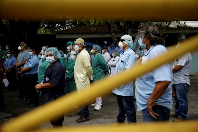 Un grupo de médicos y empleados del Ministerio de Salud de San Salvador (El Salvador), llamaron este lunes al Congreso a mantener las medidas de confinamiento mediante un estado de emergencia.EFE