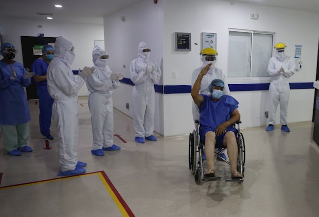Un paciente con COVID-19 recibe aplausos de los trabajadores de la salud de la clínica Desa, durante su alta médica luego superar la enfermedad, este lunes en Cali (Colombia). EFE