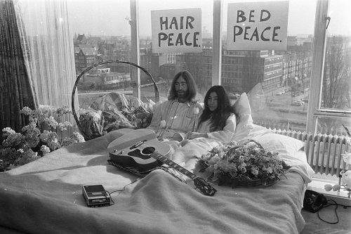 El 26 de mayo de 1969, John Lennon y Yoko Ono se instalaron en el Hotel Queen Elizabeth de Canadá en una encamada por la paz.
