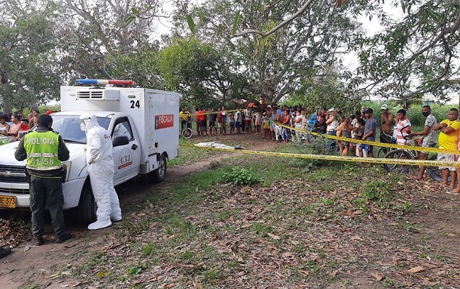 Decenas de personas se aglomeraron alrededor de la cinta preventiva que rodeaba al cadáver de alias 'Ozuna'.