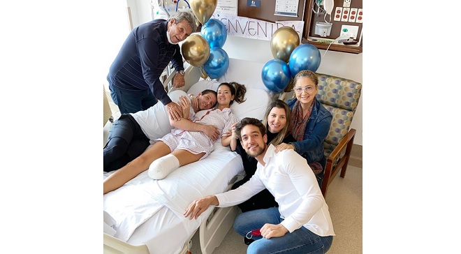 Daniella Álvarez junto con su familia después de la amputación de su pie izquierdo.