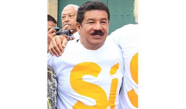  Fotografía de archivo de exboxeador colombiano Miguel "El Happy" Lora durante un acto en la Plaza de Bolívar el 7 de septiembre de 2016 en Bogotá. EFE
