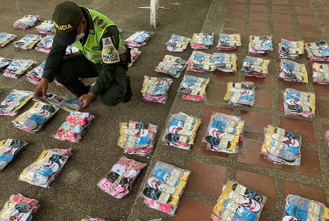 La mercancía incautada era transportada en vehículos que fueron detenidos en un puesto de registro y control policial.
