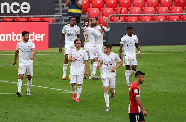 El defensa del Real Madrid Sergio Ramos (c, detrás) celebra el primer gol de su equipo ante el Athletic de Bilbao, en el partido correspondiente a la jornada 34 de La Liga disputado este domingo en San Mamés. EFE