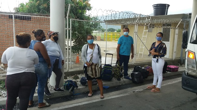 Familiares de pacientes trasladados a Bogotá por quemaduras quedaron con las maletas hechas en el aeropuerto de Santa Marta y a la espera de una solución. Fotos: Ly Erick Amasifuen/ ELINFORMADOR.