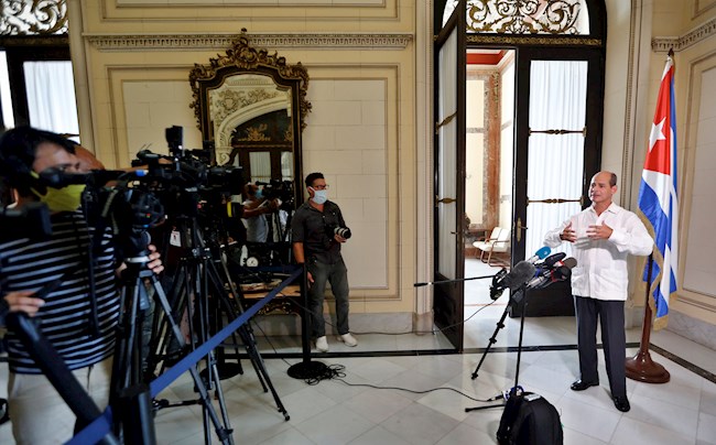 El vicecanciller cubano Rogelio Sierra, ofrece declaraciones a periodistas en La Habana (Cuba).