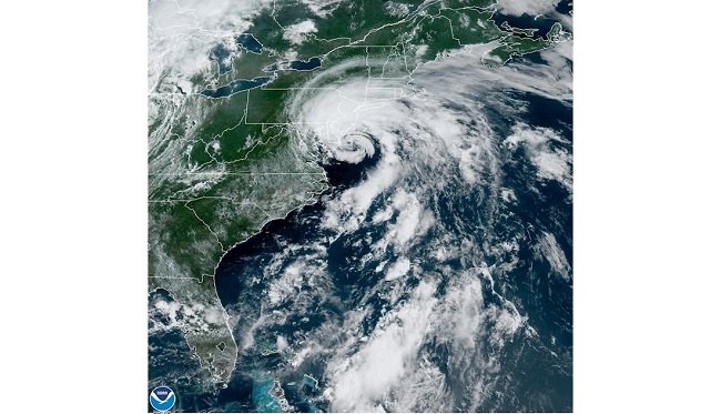  Fotografía satelital cedida por la Administración Nacional Oceánica y Atmosférica (NOAA) por vía del Centro Nacional de Huracanes (NHC) de Estados Unidos donde se muestra la localización de la tormenta tropical Fay este viernes a las 11:01 hora local (15:01 GMT).