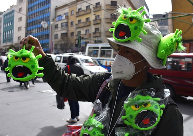 El boliviano Miguel Huallpara vende títeres diseñados para emular al coronavirus en una calle del centro de La Paz (Bolivia). 