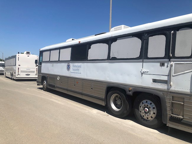 Fotografía de un autobús del Departamento de Seguridad Nacional de EE.UU. a la entrada al centro de detención Otay Mesa cerca de San Diego, California (EE.UU). EFE