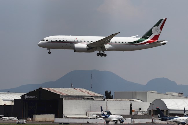 Vista hoy miércoles, de la llegada del avión presidencial al aeropuerto Internacional de la Ciudad de México (México). El polémico avión presidencial mexicano aterrizó este miércoles en el Aeropuerto Internacional de la Ciudad de México tras pasar 19 meses en Estados Unidos desde que el presidente Andrés Manuel López Obrador lo puso en venta al considerarlo demasiado lujoso. EFE