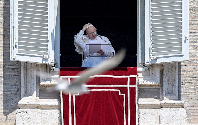 El papa Francisco ofició el rezo del Angelus desde el balcón en la Plaza de San PEdro en el Vaticano, este domingo. 