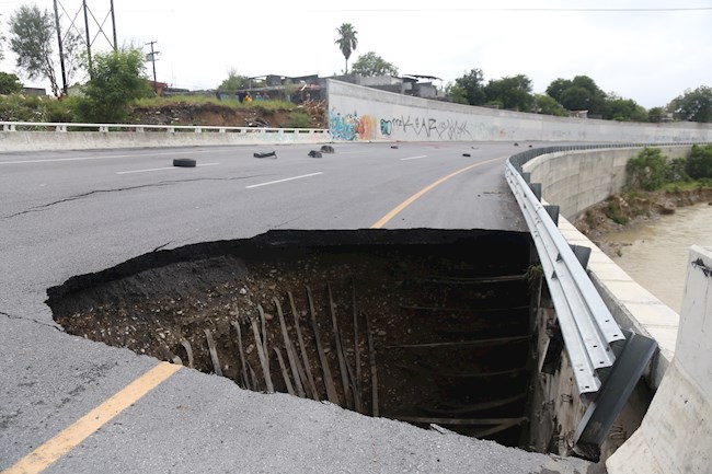 Vista de un socavón en la avenida Morones Prieto, a la altura del rio Santa Catarina, en Monterrey (México). 