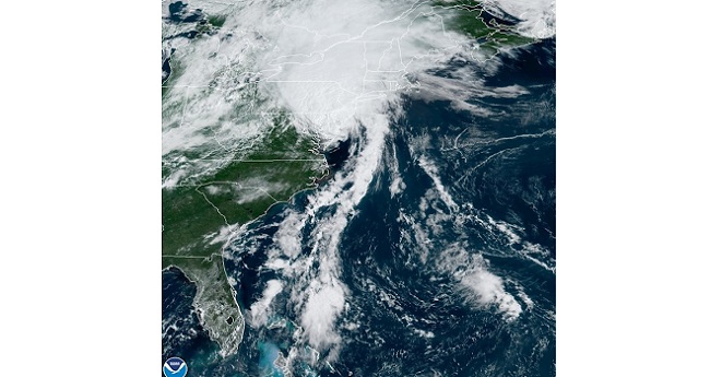 Fotografía cedida por la Administración Nacional Oceánica y Atmosférica (NOAA) de Estados Unidos por vía del Centro Nacional de Huracanes (NHC) donde se muestra la localización del huracán Isaías este martes a la 11:26 hora local (15:26 GMT). 