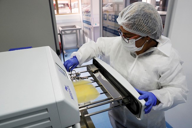 Una enfermera organiza muestras de "plasma de convaleciente" para tratar pacientes con COVID-19 hoy, en el Instituto Distrital de Ciencia Biotecnología e Innovación en Salud, en Bogotá (Colombia). EFE