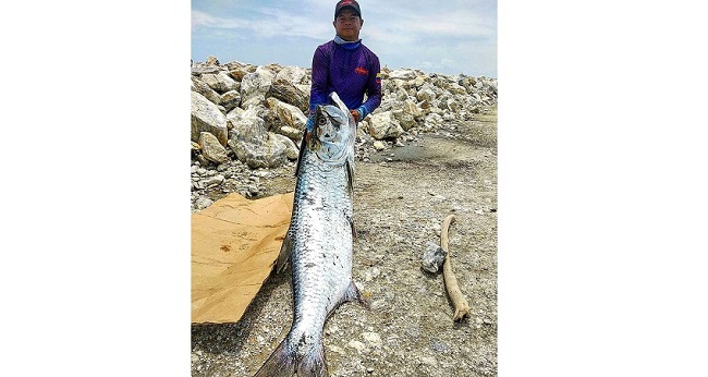 Jhon Fredy Herrera, presume un sábalo enorme en el kilómetro 19 vía Ciénaga - Barranquilla. Foto: Caranhas Fishing School.