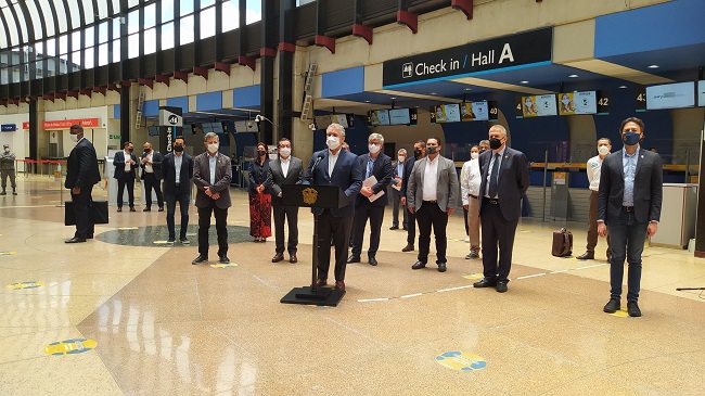 El presidente Duque supervisó las operaciones en el aeropuerto internacional José María Córdova.
