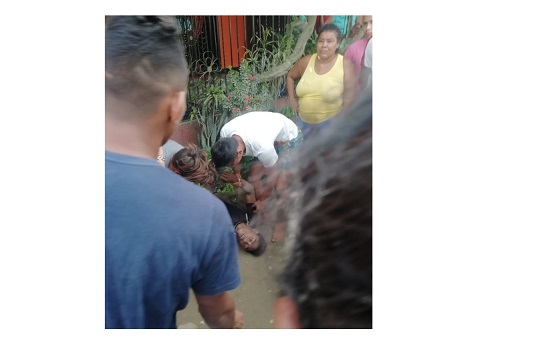 Cristian Barrios Morales, alias ‘Chirry’ quedó en plena vía pública del barrio El Bajo en Riofrío en la Zona Bananera de donde fue auxiliado y llevado al centro de salud.