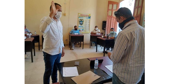 Este es el momento en el que Carlos Mario Rojas se posesionaba como Personero del municipio de Cerro de San Antonio, Magdalena.
