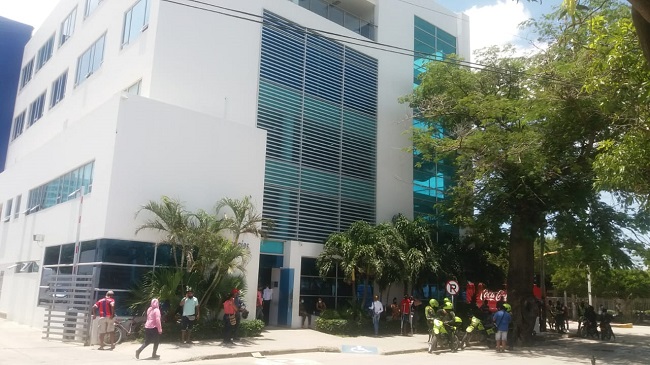 Autoridades hacen presencia en la clínica a la que fue trasladada la víctima en Santa Marta. 