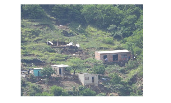 Luego de talar y quemar el terreno, las personas proceden a construir viviendas de manera irregular