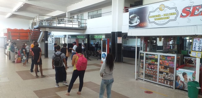 Pasajeros haciendo fila para comprar tiquetes en el Terminal de Santa Marta. Foto: EL INFORMADOR