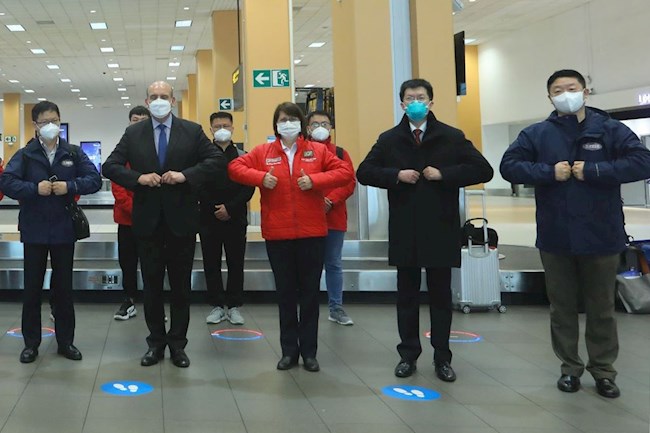 La ministra de Salud de Perú, Pilar Mazzetti (c), recibe a los miembros de una delegación del laboratorio Sinopharm que llega al Aeropuerto Internacional Jorge Chávez hoy, en Lima (Perú). EFE