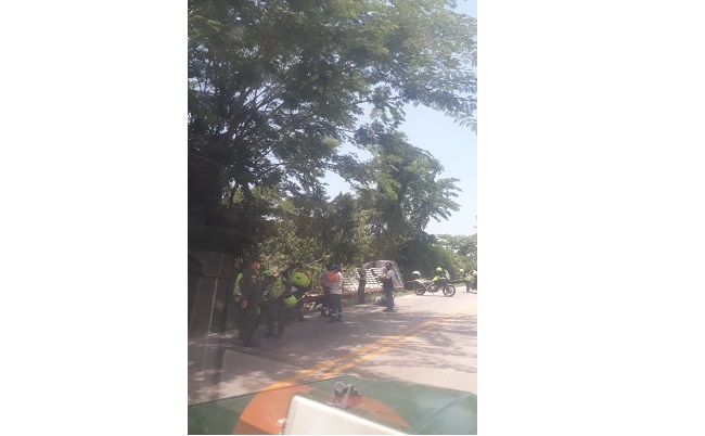 El camión quedó volcado a un lado de la vía con la carga fue regalada a la comunidad de la vereda Julio Zawady en el municipio Zona Bananera.
