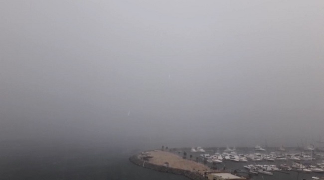 Oscuro panorama en la Bahía de Santa Marta por la lluvia de este martes. El Morro no se ve.