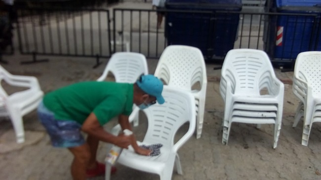 Limpieza y desinfección de sillas.