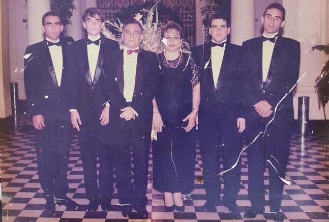 Jaime Alfredo Noguera Linero (Q.E.P.D.), de corbatín rojo, acompañado por su esposa Ana Beatriz Serrano de Noguera y sus hijos Carlos Alberto, Mauricio José, Juan Carlos y Jaime Alfredo Noguera Serrano.