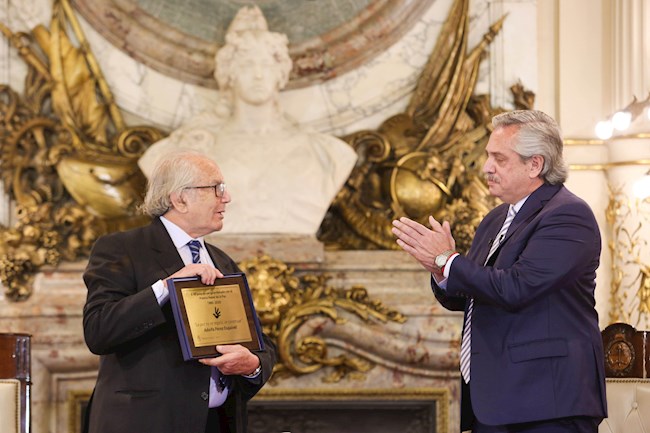 El presidente argentino, Alberto Fernández (d) aplaude al activista argentino Adolfo Pérez Esquivel (i) hoy, durante un homenaje en Buenos Aires (Argentina). 