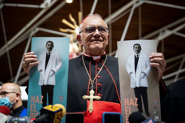 En la imagen, el cardenal Baltazar Porras sostiene afiches de José Gregorio Hernández en la Iglesia Parroquia Inmaculado Corazón de María de Caracas (Venezuela). EFE