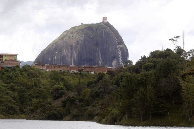 Vista de la piedra de "El Peñol" en Guatapé al oriente de Antioquia (Colombia). EFE