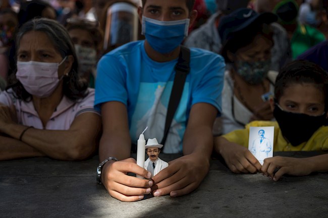 Decenas de personas asisten a una ceremonia de exhumación de los restos de José Gregorio Hernández hoy, en las inmediaciones de la iglesia de Nuestra Señora de La Candelaria, en Caracas (Venezuela).