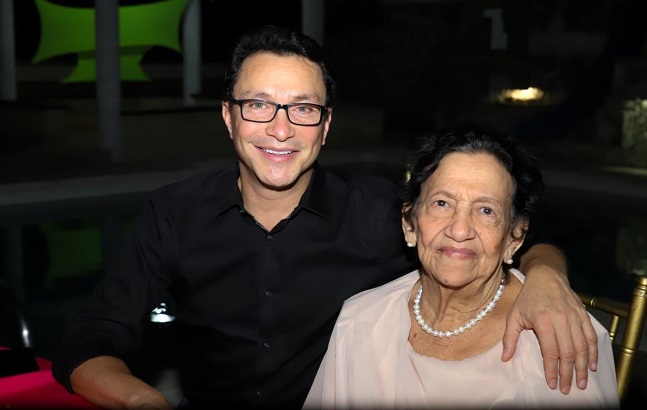 El gobernador Carlos Caicedo con su señora madre Dora Omar.