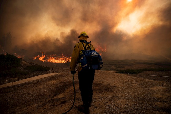 Los Bomberos trabajan para controlar el incendio de Silverado cerca de Irvine en el condado de Orange, al sur de Los Ángeles, California (EE.UU.). EFE