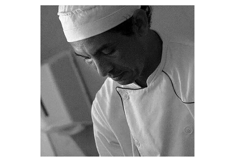 Edgar Ramos, chef profesional dedicado a la gastronomía japonesa.
