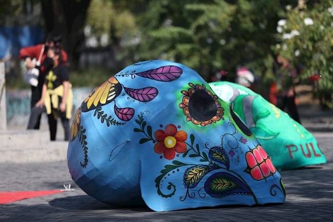  Vista de la mega ofrenda "Nuestros muertos pulqueros" con la representación de los 9 niveles del Mictlan y con 7 cráneos monumentales de las 7 pulquerías mas emblemáticas hoy en Ciudad de México. EFE