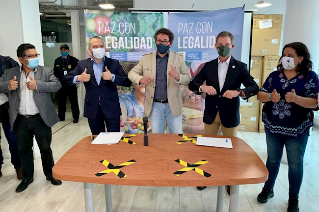 El consejero presidencial para la estabilización y la consolidación, Emilio Archila (2d), mientras saluda al exguerrillero de las Farc Pastor Alape (c) y su grupo de trabajo este miércoles, en Bogotá.