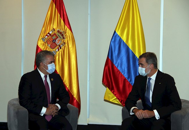 El rey Felipe VI de España conversa con el presidente de Colombia, Iván Duque, durante una reunión hoy en La Paz (Bolivia). EFE