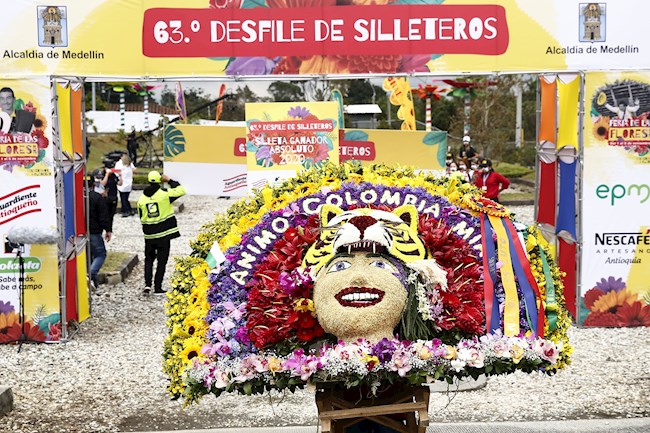 Vista general de la silleta ganadora absoluta en el 63° Desfile de Silleteros de la Feria de las Flores este domingo, en el municipio de Santa Elena.