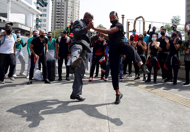 Bailarines de salsa realizan un plantón pidiendo que en Cali se celebre la tradicional feria de fin de año de manera virtual.
