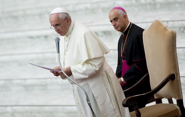 El papa Francisco (d) junto al presidente del Pontificio Consejo para la Nueva Evangelización, Rino Fisichella. EFE