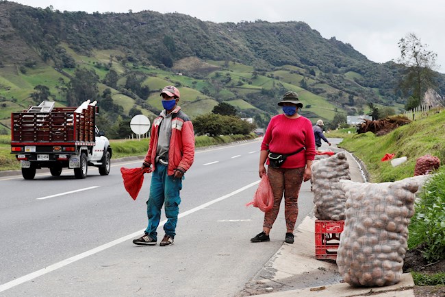 Campesinos intentan vender bultos de papa a los viajeros que recorren la vía que une a las ciudades de Bogotá y Tunja.EFE