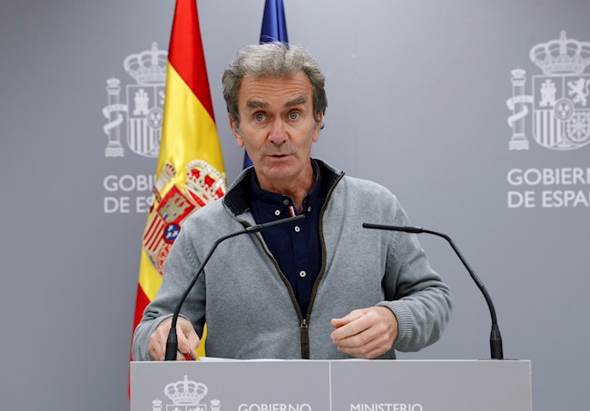 El director del Centro de Coordinación de Alertas y Emergencias Sanitarias, Fernando Simón, ofrece una rueda de prensa este jueves en Madrid para actualizar la situación de la pandemia. EFE