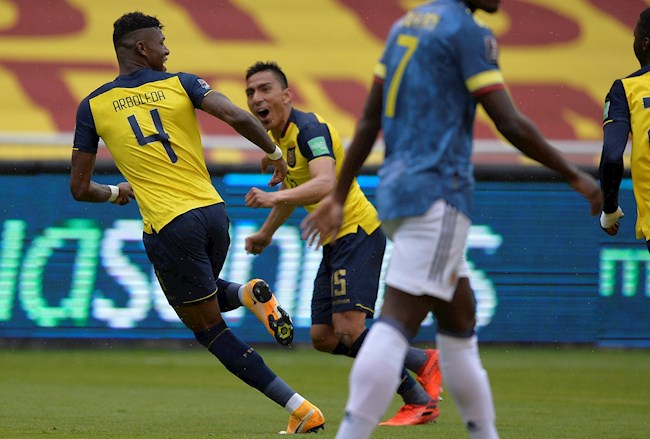 Robert Arboleda (i) de Ecuador celebra un gol hoy, en un partido de las Eliminatorias Sudamericanas para el Mundialde Catar 2022 entre las selecciones nacionales de Ecuador y Colombia en el estadio de LDU en Quito (Ecuador). EFE