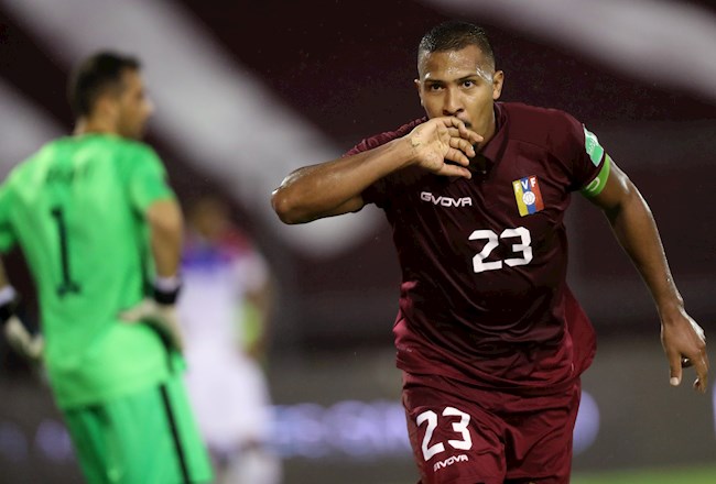 El jugador Salomón Rondón de Venezuela celebra hoy tras anotar contra Chile durante un partido por las Eliminatorias Sudamericanas para el Mundial de Catar 2022, en el estadio Olímpico de Caracas (Venezuela). EFE