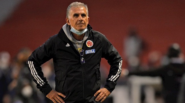 El seleccionador de Colombia Carlos Queiroz hoy, al final de un partido de las Eliminatorias Sudamericanas para el Mundial de Catar 2022 entre las selecciones nacionales de Ecuador y Colombia en el estadio de LDU en Quito (Ecuador). EFE
