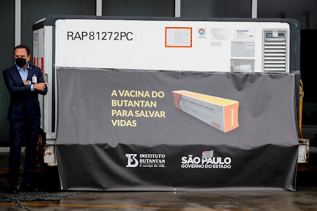 El Gobernador paulista, Joao Doria, posa hoy jueves al lado del primer lote de la "Coronavac", la vacuna contra la covid-19 desarrollada por el laboratorio chino Sinovac y cuyos estudios clínicos se encuentran ya en fase final y que llegó al aeropuerto internacional de Guarulhos, que opera para la ciudad de Sao Paulo (Brasil). EFE