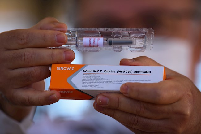 Vista de una dosis de la vacuna de Sinovac contra el coronavirus en el Hospital Universitario de Brasilia (Brasil). EFE
